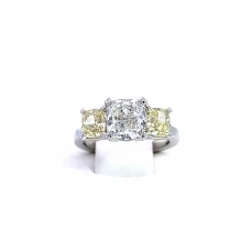 18 KWG 3 stone diamond ring